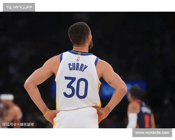 热身赛三分命中率低迷,库里场边单臂投中超远三分再显神奇(库里单手三分) 热身赛三分命中率低迷,库里场边单臂投中超远三分再显神奇(库里单手三分)